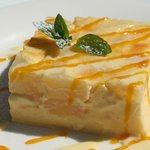 ラビチュード - 料理写真:ラ・フランスを中に沈めた　焼きプリン　Clafoutis aux poires