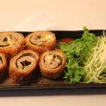 しにせ屋 - 女性店長の自信作♪♪手作りの肉まき揚げ→中には何が？？？？