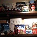 トラットリアビコローレヨコハマ - カウンター席の前にはイタリアングッズが沢山‼