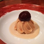 栗を添えたモンテビアンコ。季節を感じる逸品です。