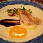 甘鯛の鱗焼 白黒のバルサミコソースと野菜添え。手前のハロウィンのカボチャはバターナッツ