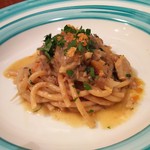 トラットリアビコローレヨコハマ - ビーゴリビーゴリは、北イタリアの硬いパスタ北イタリアの硬いパスタを押出し整形して作る。北海道産の秋刀魚、松の実、レーズン、玉葱添え