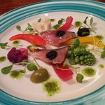 前菜は秋刀魚のカルパッチョ 北イタリア産のキャビアと季節の野菜添え