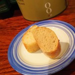 トラットリアビコローレヨコハマ - パンは塩味の効いたフォカッチャと自家製パン
