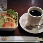喫茶 神戸館 - モーニングセット：サラダ、コーヒー（下町ブレンド）