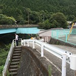 お店は川沿いにあり、道路から下った先にあります