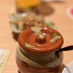 Zamotsuyaki Ishin - お通しのピーマンはこちらの味噌をつけて。
                        ピーマンって生で食べると、改めて美味しいです。