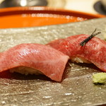 肉屋 雪月花 NAGOYA - 2016.10近江牛にぎり赤身と霜降り