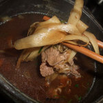 山元麺蔵 - つけ汁には牛肉とごぼうがたっぷり！