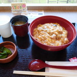 Oyakodon Hotsukoriya - 丼の蓋をとれば、三つ葉とか刻み海苔とかのグリーン系がないシンプルな親子丼