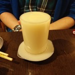 四文屋 - マッコリグラス350円。テーブルに溢れちゃいました。