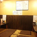 四文屋 - 小上がりは２卓。