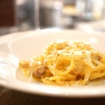 Essenza - 卵黄で仕上げた濃厚カルボナーラ　白トリュフ香るローマスタイルのスパゲットーニ　ハーフサイズ