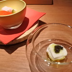 ニクスペシャリテ・マクラ - お通しの自家製ピクルスとチーズ