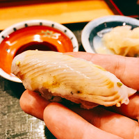 鮨処うえの - ○鰯様：なんて綺麗な仕事してるんでしょう！？皮目の最高の部分をしっかり残しつつの握りは悶絶です！