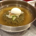 青園 - 流石に最後の冷麺ははさみ淹れる前に写真撮らせてくれました。