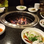 青園 - 炭火の無煙ロースター。