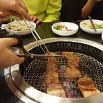 青園 - 続いてヤンニョンカルビ、写真撮る暇もなく焼き始めてくれますた。