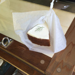 ギンガ - 料理写真:キャロットケーキ。すぐ食べる用に出してもらいました ※イートインスペースはありません