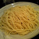 風雲児 新宿本店 - 麺は中太麺で緩やかな縮れ麺。断面は楕円型で、加水率は高めだ