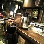 風雲児 - 内装は木目を基調として活気ある雰囲気だ。