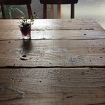 ポチ屋cafe - このテーブルの「木肌」が好きです（２０１６．１０．２０）