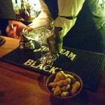 ザ バー ワタナベ - お通しの落花生