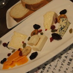 ワインバー バッカス - チーズ盛り合わせ、ドライフルーツ添え（１，０００円）２０１６年１０月