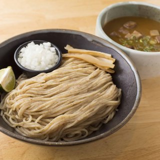 蕎麦と見まごう、長野県産の全粒粉を使ったオリジナルの細麺