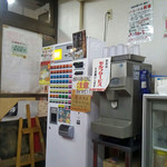 Ramen Ichirokuya - カウンター席　左後の券売機と給水器