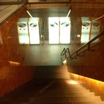 階段を下りていく