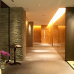 近代的なビルの地下にある、素敵な空間