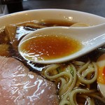 らぁ麺 紫陽花 - ”特製醤油らぁ麺・大盛り” 980円（税込）の 透明感のある 美しいスープです。