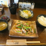 炭焼地鶏 鳥健 - 本日の日替わり定食　700円(税込)　ニンニクの芽と鳥肉の炒めたもの