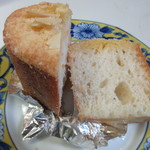 カジハラ - 輪切りにしたフランスパンをシロップに浸しアーモンドクリームをトッピングした甘いパンです。

