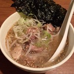 炭火 炙り肉 康 - 炙り肉らーめんハーフ・￥680（税抜）・肉は豚と鶏を選べます。（写真は鶏肉です。）