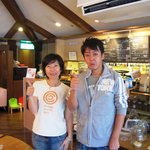 オレンジ カウンティ Cafe - （画像掲載許可済）オーナーのケイさんと噺家の桂 三若さん