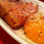 アヒル - パルメザンがけの厚切りベーコン