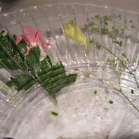 モナリザ 恵比寿店 - 二枚のお皿に挟まった生花
