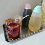 珍々軒 - シンプルで清潔な卓上調味料