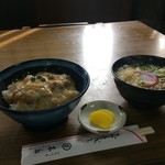 丸万 - 今回いただいた、かつ丼とミニうどんのセット８７０円です（２０１６．１０．２１）