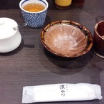 とんかつ濱かつ - おしぼりと同時にすり鉢が出てきます。これに胡麻を入れて、すりすりします。(16-10)