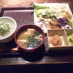 春秋 - 「しらす丼と野菜取り放題」セットでございます（2010.11）