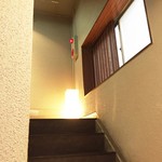 Yakiniku Toraji - 外から2階にあがります