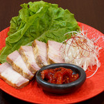 Tonkogi - 燻製豚肉のサンチュ包み「ボッサム」