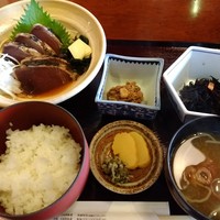 土佐料理 司 阪急グランドビル店 - 一本釣り炙り鰹のたたき定食です♬