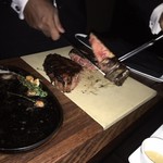 CUT - 「骨付きのとこどうします？（ゴーンと食うよね！にやり！！）」ということで、家族の皿へどーんと乗っけてもらいました（画像：家族提供）