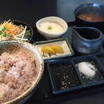 Nijiiro Biyori - 御膳にはサラダ、とろろ、五穀米、漬物、赤だし付き