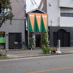 2016.10 お店の中はイニシエですが、ファザードは新品