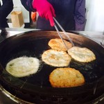 鄭記蔥肉餅 - 葱肉餅を揚げている様子